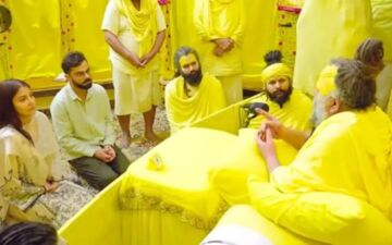 Anushka Sharma-Virat Kohli Visit Premanand Maharaj in Vrindavan: Actress Turns Emotional During Spiritual Exchange 