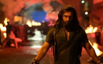 Power Couple Ranveer Singh And Deepika Padukone Step Out For lunch: Crowd Goes Wild Screaming “Babbar Sher! Babbar Sher!”; Proud Wife Deepika Beams And Smiles! 