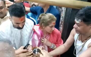 Akshay Kumar Seeks Blessings At Ujjain’s Mahakaleshwar Temple With Dimple Kapadia Ahead Of Bhooth Bangla Release 