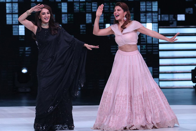 madhuri dixit with jacqueline fernandez on dance deewane madhuri dixit with jacqueline fernandez on dance deewane