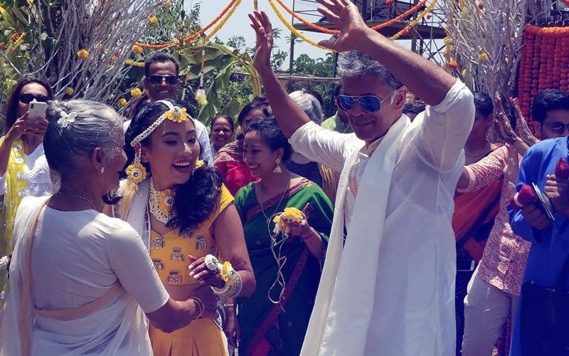 अलीबाग में शुरू हुआ मिलिंद सोमन और अंकिता के शादी का फंक्शन, देखिए हल्दी की तस्वीरें