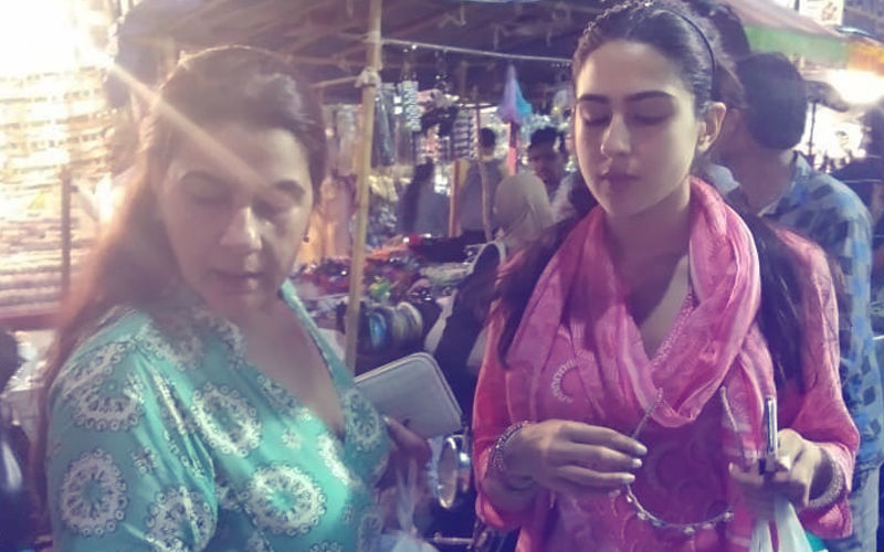 हैदराबाद के लाड बाज़ार में मां अमृता संग शॉपिंग करती नज़र आई सारा अली खान