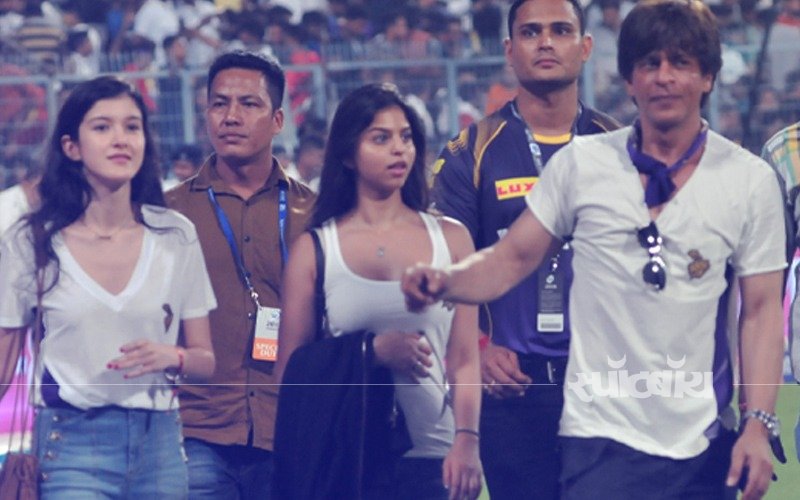 IPL Fever: सुहाना खान और शनाया कपूर पर चढ़ा आईपीएल का बुखार, शाहरुख़ की टीम KKR के लिए चीयर करती आई नज़र