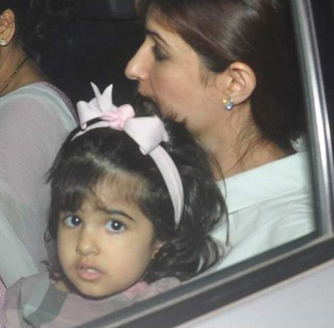 nitara with mother twinkle khanna