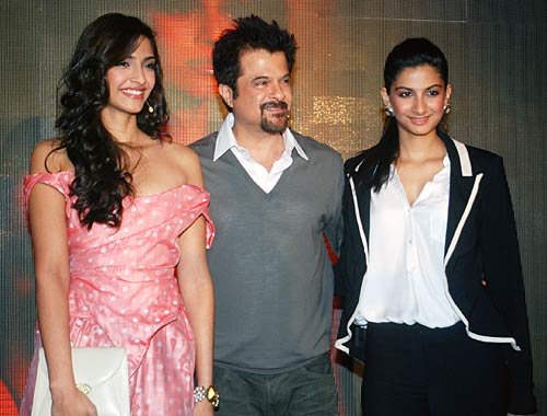 anil kapoor with daughters rhea and sonam