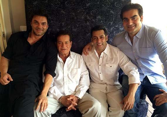 salman khan with dad salim khan and brothers sohail and arbaaz khan