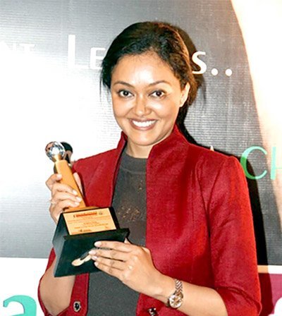 dr rashmi shetty posing with the award