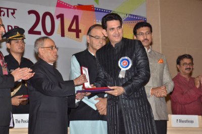 omung kumar recieving an award