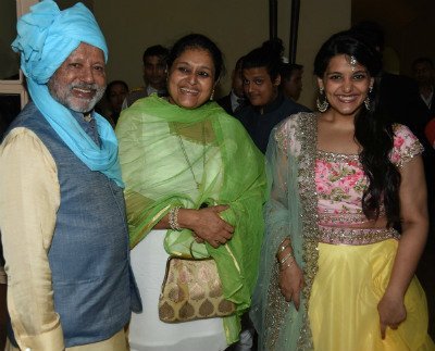 pankaj kapoor with wife supriya and daughter sanah