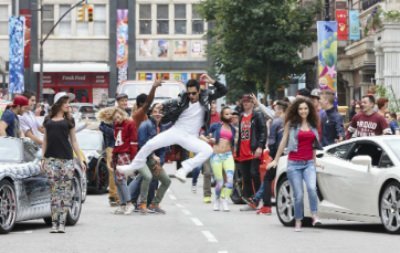 still from song manwa emotion dilwale