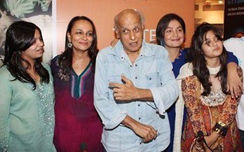 Alia-with-dad-Mahesh-Bhatt-mom-Soni-Razdan-sis-Shaheen-Bhatt-step-sis-Pooja-Bhatt-brother-in-law-Manish-Makhija.jpg