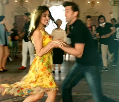 yami_gautam_hrithik_roshan_from_kaabil_songs_jumping.jpg