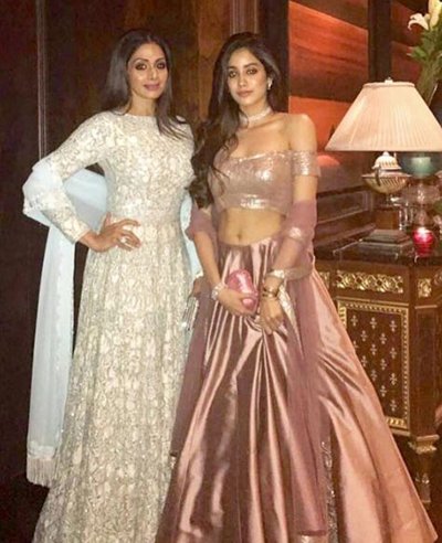 Jhanvi_Kapoor_with_mother_Sridevi.jpg