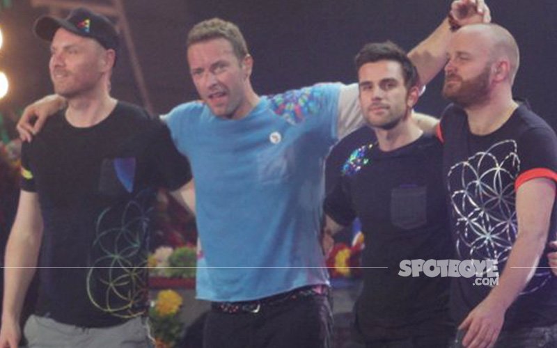 When Coldplay’s Frontman Chris Martin Lay Still On The Stage, Not Once But THRICE!