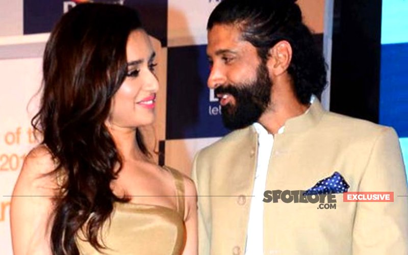 AFFAIR OUT IN THE OPEN: Farhan Akhtar Mingles With Shraddha Kapoor And Her Family