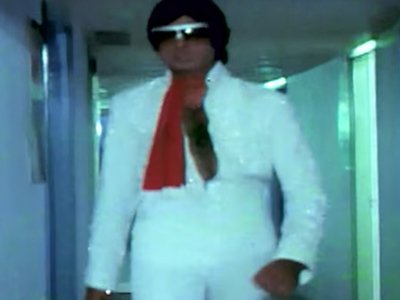 Amitabh_Bachchan_Shaking_A_Leg_In_The_Song_Saraa_Zamana.jpg