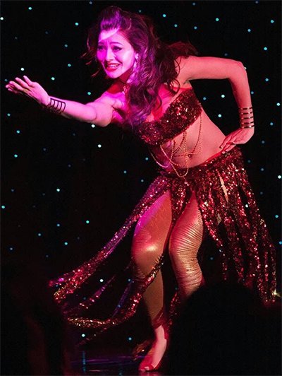 Urvashi_Rautela_Dancing_in_The_Song_Saraa_Zamana.jpg