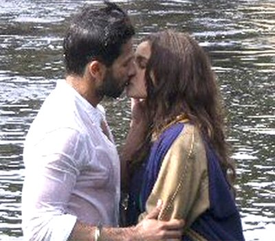 Shahid_Kapur_in_Shaandaar_kissing_alia_bhatt