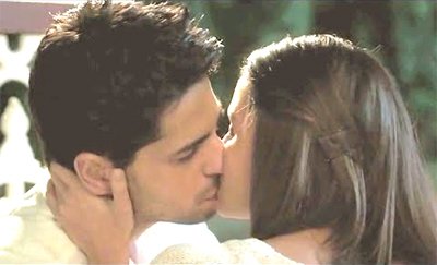 Sidharth_Malhotra_kissing_alia_bhatt_