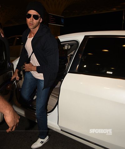 Hrithik-Roshan-snapped-as-he-departs-for-Singapore