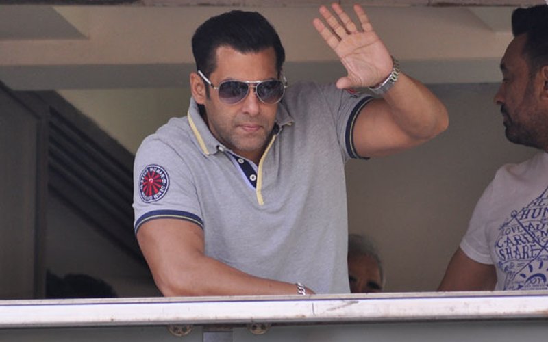 Salman Khan Out To Clean Bandstand; Will Donate 5 Mobile Toilets To The BMC