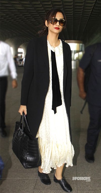 sonam kapoor spotted at airport