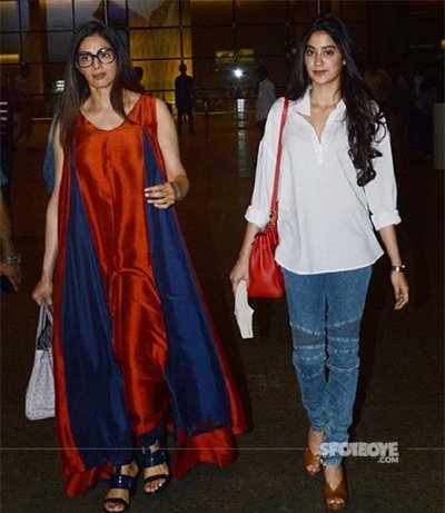 jhanvi and her mom sridevi spotted at airport