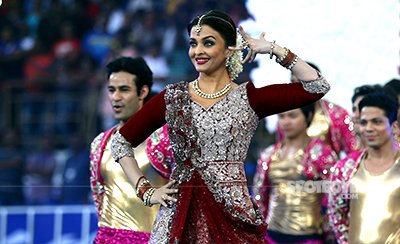 aishwarya rai bachchan dazzle audience at the stunning hero isl 2015 opening ceremony