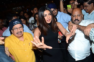 priyanka chopra attemptying to control the  fans at the mumbai airport
