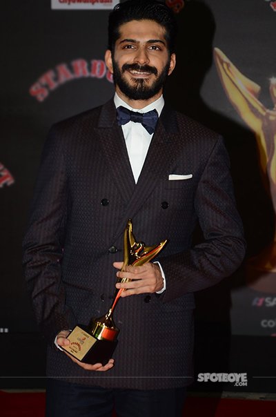 harshvardhan kapoor with the stardust trophy