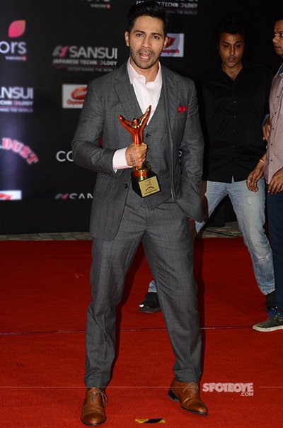 varun dhawan with stardust trophy
