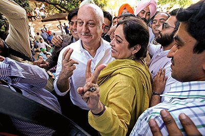 anupam kher with wife kirron kher at the rally