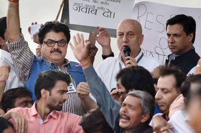 anupam kher with madhur bhandarkar and ashok pandit