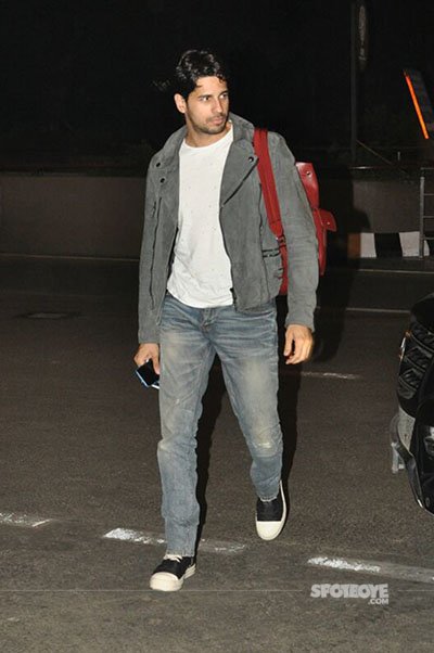 sidharth malhotra snapped at the mumbai airport