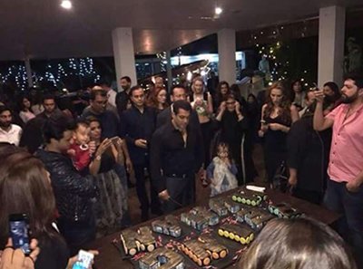 salman khan cutting his bday cake