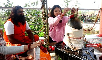 anushka sharma performing a pooja in dehradun