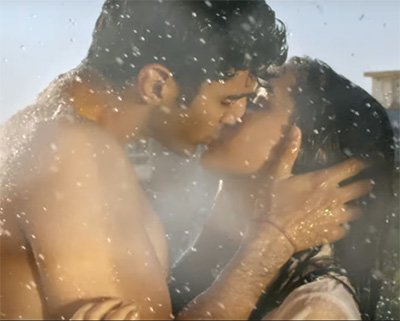 shraddha kapoor and aditya roy kapur making out in the rain ok jannu