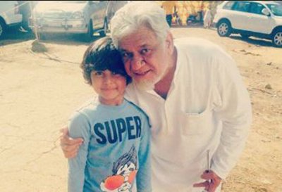 om puri with a kid on the sets of tubelight