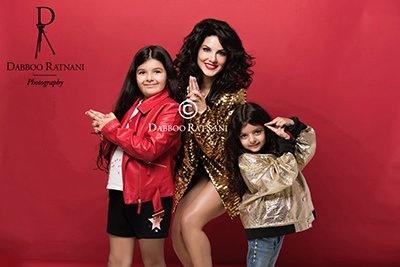 sunny leone alongwith dabbo ratnani daughters