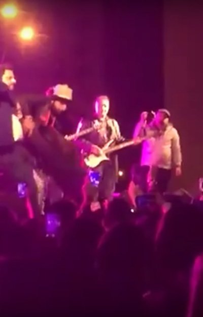 atif aslam saving a girl from being harressed during a performance