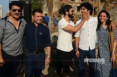 shahid kapoor has some fun with brother ishaan khatter on the sets of his debut film