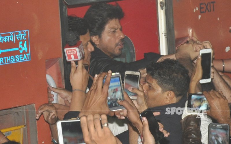 Shah Rukh’s Raees Train Journey Leads To A Stampede In Vadodra, 1 Dead