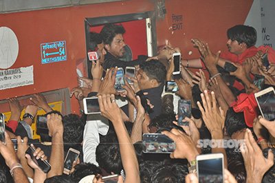 srk promoting raees in a train at surat station