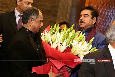 shatrughan greeted with flowers