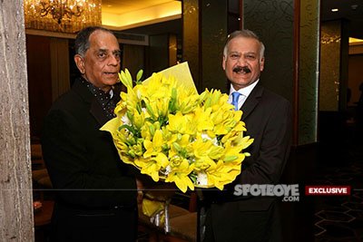 pahlaj greets anil sinha with flowers