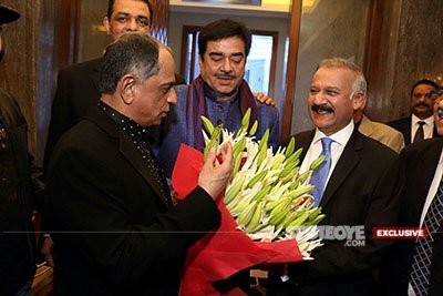 pahlaj greets shatrughan and anil sinha with flowers