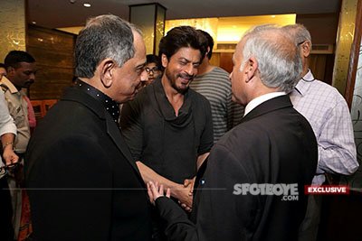 srk seems to be in happy mood