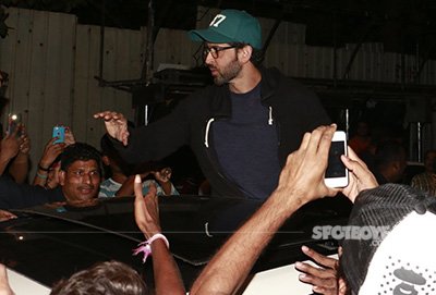 hrithik roshan in the car interacting with fans kaabil