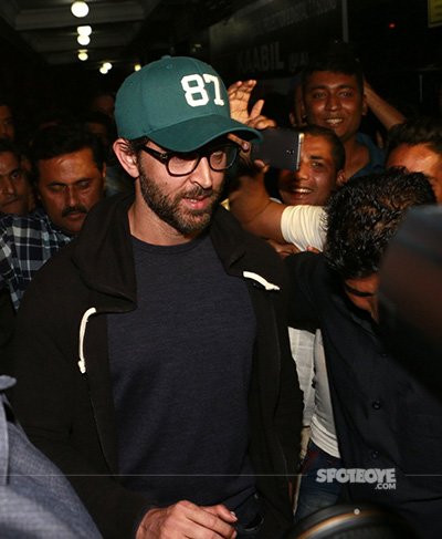 hrithik roshan surrounded by fans kaabil