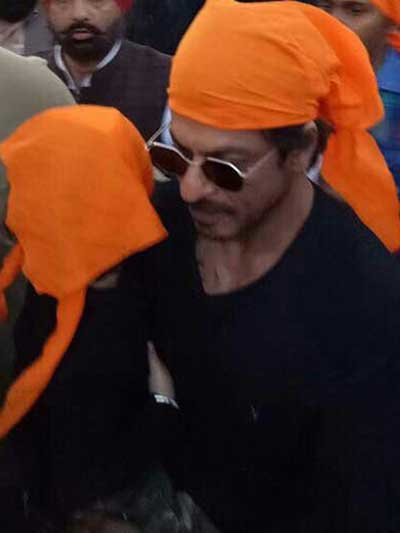 shah rukh khan in golden temple